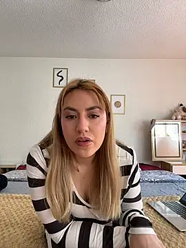 Snapshot of Alexxabootty chatting on November 6, 7:15 pm Alexxabootty online show from November 6, 7:15 pm