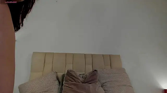 Snapshot of Roxxy_mora chatting on February 14, 1:02 am Roxxy mora online show from February 14, 1:02 am