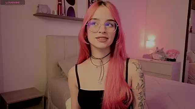 Snapshot of Roxxy_mora chatting on December 2, 11:45 pm Roxxy mora online show from December 2, 11:45 pm