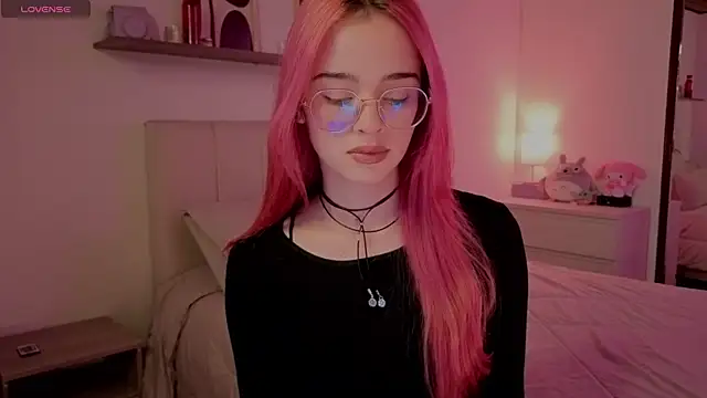 Snapshot of Roxxy_mora chatting on December 3, 10:19 pm Roxxy mora online show from December 3, 10:19 pm