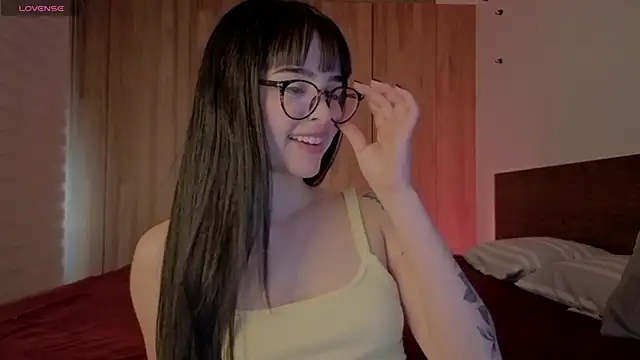 Snapshot of Roxxy_mora chatting on June 17, 10:21 pm Roxxy mora online show from June 17, 10:21 pm