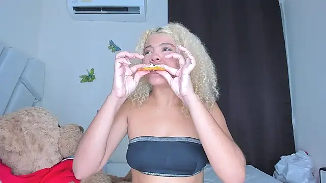 Snapshot of sofiacastillo01 chatting on January 6, 2:32 pm sofiacastillo01 online show from January 6, 2:32 pm