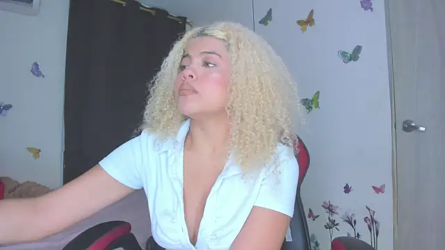 Snapshot of sofiacastillo01 chatting on January 13, 1:27 pm sofiacastillo01 online show from January 13, 1:27 pm