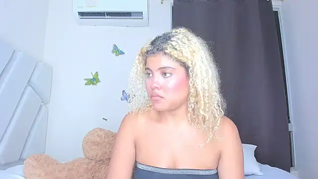 Snapshot of sofiacastillo01 chatting on February 23, 12:52 am sofiacastillo01 online show from February 23, 12:52 am