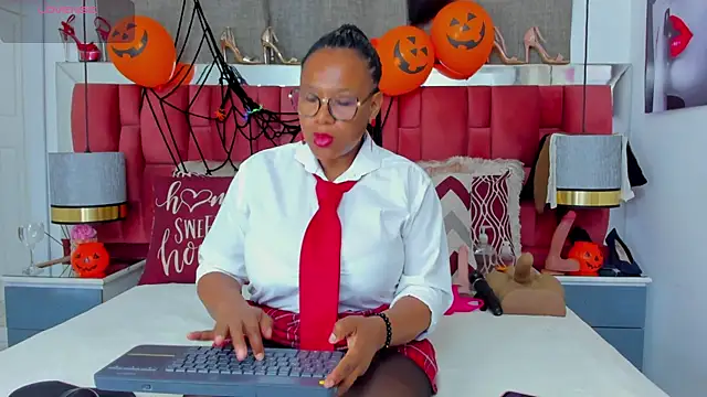 Snapshot of ShantalDior chatting on October 31, 3:29 am ShantalDior online show from October 31, 3:29 am