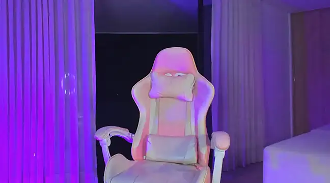 Snapshot of angelinalodge1 chatting on February 24, 12:52 am angelinalodge1 online show from February 24, 12:52 am