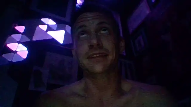 Snapshot of trash4cash chatting on January 2, 4:30 am trash4cash online show from January 2, 4:30 am