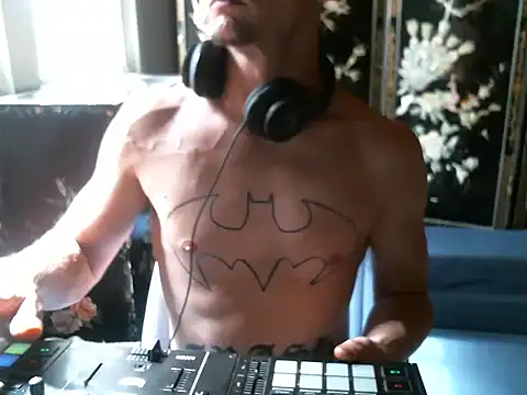 Snapshot of trash4cash chatting on October 4, 6:28 pm trash4cash online show from October 4, 6:28 pm