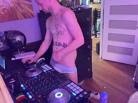 Snapshot of trash4cash chatting on November 24, 6:07 pm trash4cash online show from November 24, 6:07 pm