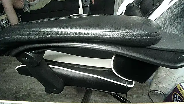 Snapshot of Hellojeremy chatting on January 11, 12:01 am Hellojeremy online show from January 11, 12:01 am