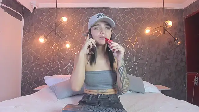 Snapshot of leigh-angels chatting on December 13, 10:37 pm leigh-angels online show from December 13, 10:37 pm