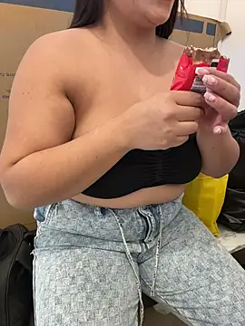 Snapshot of Sol_biglips chatting on February 12, 4:35 pm Sol biglips online show from February 12, 4:35 pm