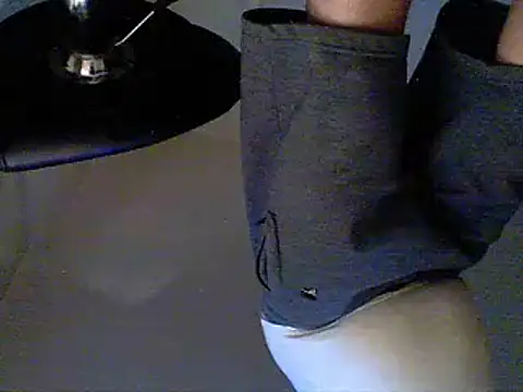 Snapshot of oopsxx chatting on February 6, 11:10 am oopsxx online show from February 6, 11:10 am