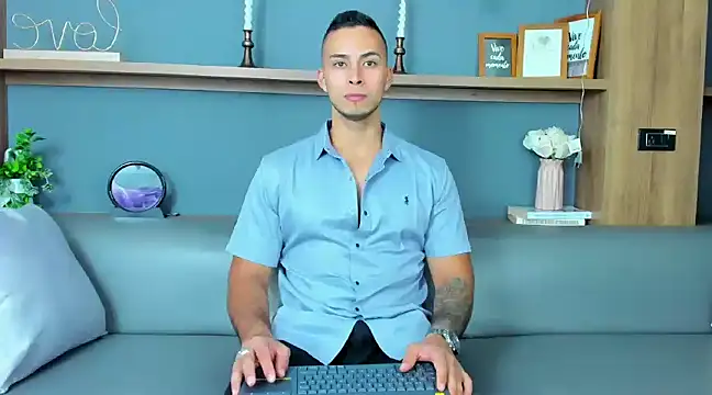 Snapshot of Juan_muscle chatting on January 30, 2:06 am Juan muscle online show from January 30, 2:06 am