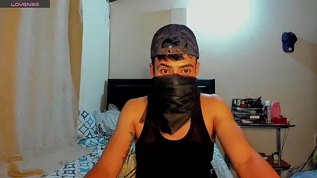 Snapshot of tom_thick chatting on December 17, 3:17 am tom thick online show from December 17, 3:17 am