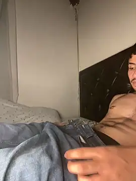 Snapshot of tom_thick chatting on January 27, 12:01 am tom thick online show from January 27, 12:01 am