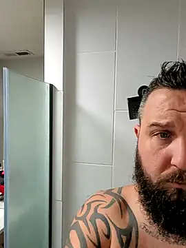 Snapshot of beardedbeasty86 chatting on November 12, 11:32 am beardedbeasty86 online show from November 12, 11:32 am