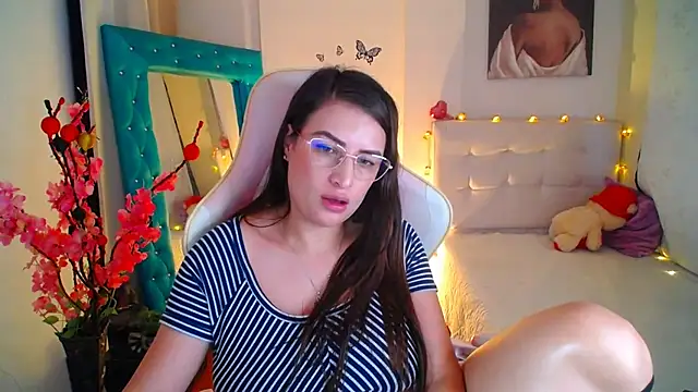 esmeraldaa230 online show from February 16, 11:05 pm