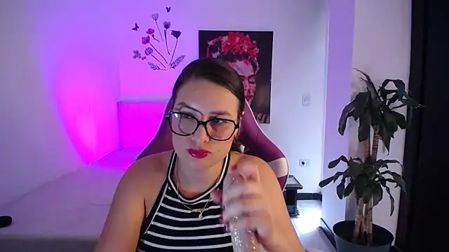 esmeraldaa230 online show from April 12, 7:41 pm