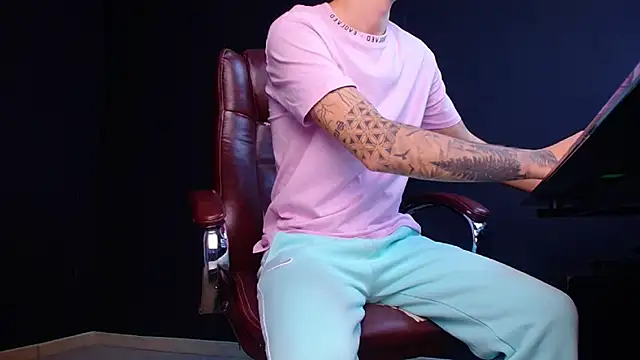 Snapshot of BrandonTate chatting on October 30, 5:42 am BrandonTate online show from October 30, 5:42 am