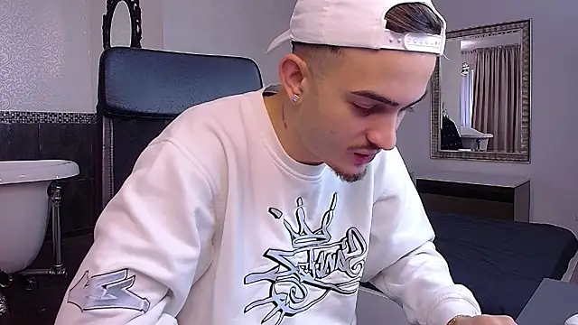 Snapshot of BrandonTate chatting on November 14, 8:13 am BrandonTate online show from November 14, 8:13 am