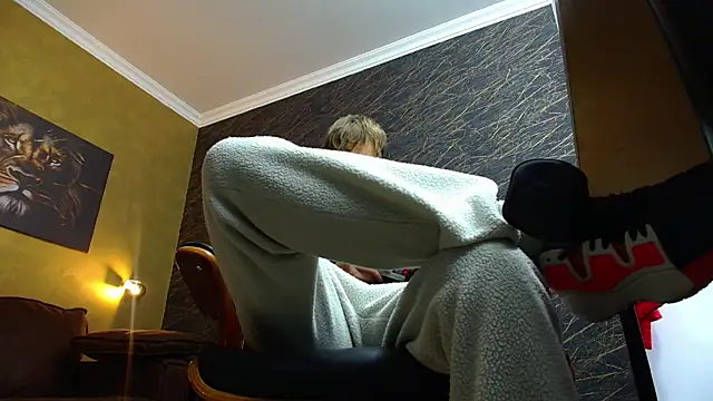 Snapshot of BrandonTate chatting on November 20, 8:47 am BrandonTate online show from November 20, 8:47 am