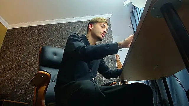 Snapshot of BrandonTate chatting on December 2, 11:48 am BrandonTate online show from December 2, 11:48 am