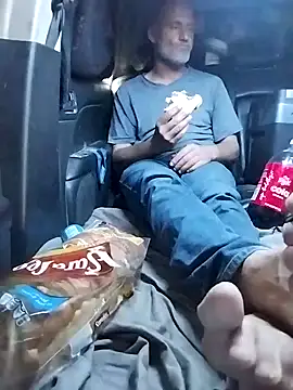 Snapshot of FloppyPickle4u chatting on February 6, 9:06 pm FloppyPickle4u online show from February 6, 9:06 pm