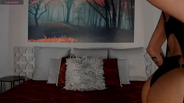 Snapshot of LunaRuso chatting on February 19, 8:10 pm LunaRuso online show from February 19, 8:10 pm