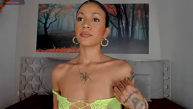 Snapshot of LunaRuso chatting on February 24, 11:19 pm LunaRuso online show from February 24, 11:19 pm