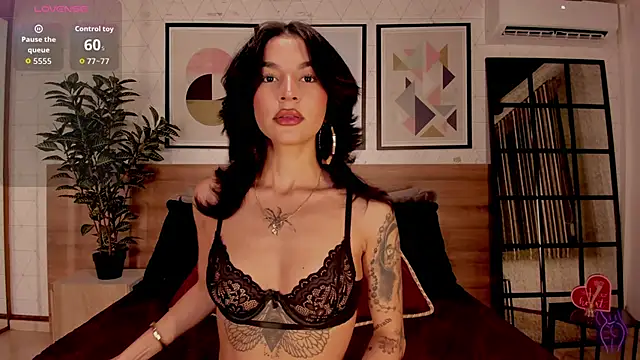 Snapshot of LunaRuso chatting on October 29, 8:10 pm LunaRuso online show from October 29, 8:10 pm