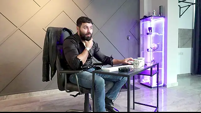 Snapshot of mattmasterss chatting on December 15, 10:50 am mattmasterss online show from December 15, 10:50 am