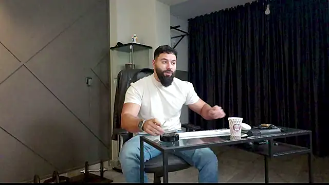 Snapshot of mattmasterss chatting on December 20, 3:58 am mattmasterss online show from December 20, 3:58 am