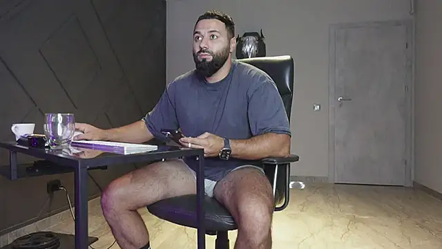 Snapshot of mattmasterss chatting on October 7, 9:23 pm mattmasterss online show from October 7, 9:23 pm