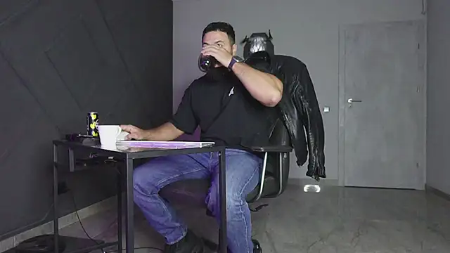 Snapshot of mattmasterss chatting on October 23, 9:13 pm mattmasterss online show from October 23, 9:13 pm