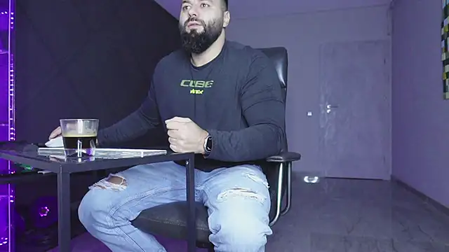 Snapshot of mattmasterss chatting on December 14, 4:40 am mattmasterss online show from December 14, 4:40 am