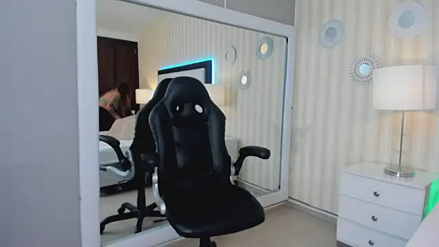 Snapshot of Valeriasaenzz_ chatting on December 19, 12:24 am Valeriasaenzz online show from December 19, 12:24 am