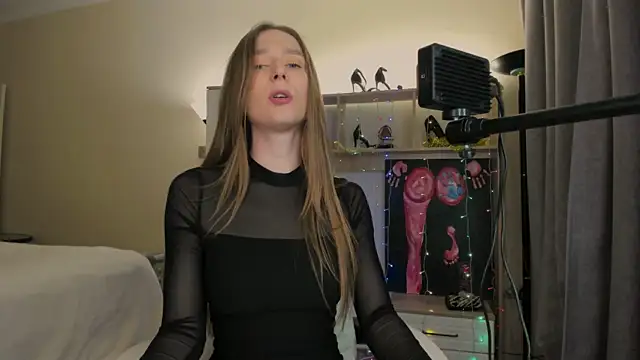 CharlotteWells online show from January 10, 3:16 pm