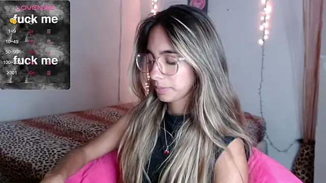 Snapshot of MitchWilson1 chatting on October 24, 12:08 am MitchWilson1 online show from October 24, 12:08 am