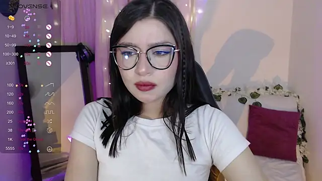 Snapshot of mily_thomson_b_ chatting on April 25, 12:35 am mily thomson b online show from April 25, 12:35 am