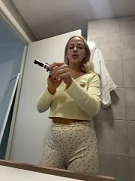 streetdoll online show from November 29, 8:39 am