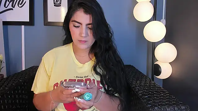 Snapshot of PaulinaDuarte chatting on February 14, 1:29 pm PaulinaDuarte online show from February 14, 1:29 pm