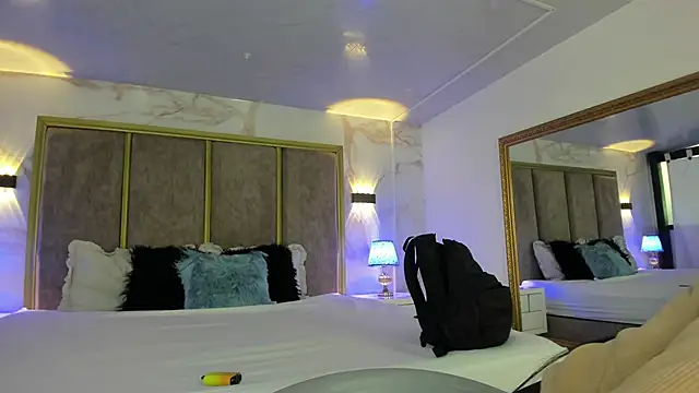 Snapshot of PaulinaDuarte chatting on December 2, 11:37 am PaulinaDuarte online show from December 2, 11:37 am