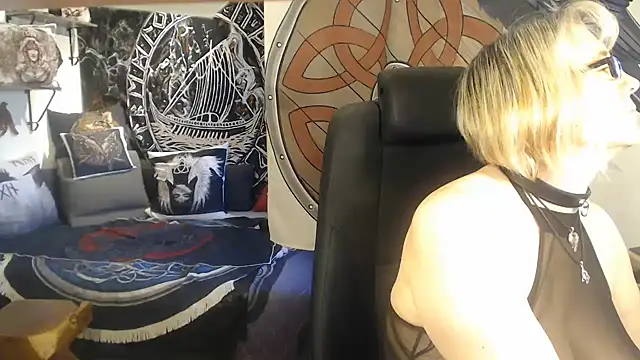 Snapshot of TittenMichelle chatting on March 18, 7:52 am TittenMichelle online show from March 18, 7:52 am