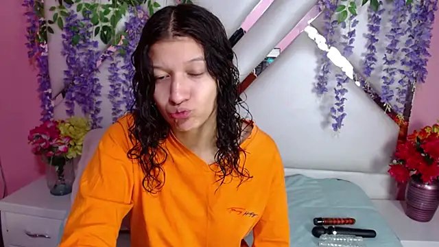 Snapshot of Perla_Skinnyy chatting on December 19, 3:18 am Perla Skinnyy online show from December 19, 3:18 am