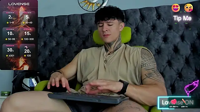 Snapshot of Jeins_carter chatting on January 17, 1:46 pm Jeins carter online show from January 17, 1:46 pm