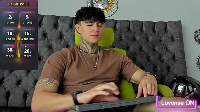 Snapshot of Jeins_carter chatting on February 17, 1:32 pm Jeins carter online show from February 17, 1:32 pm