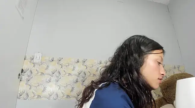 Snapshot of Emma-Wilson chatting on February 3, 8:02 am Emma-Wilson online show from February 3, 8:02 am