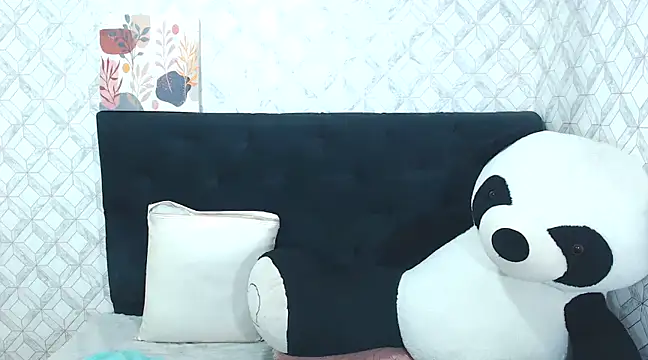 Snapshot of Emma-Wilson chatting on February 6, 11:43 am Emma-Wilson online show from February 6, 11:43 am