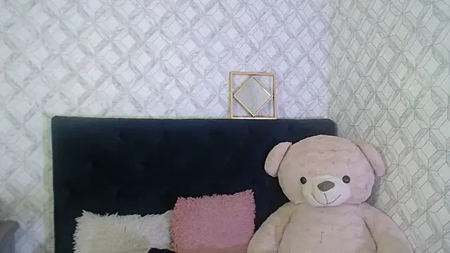 Snapshot of Emma-Wilson chatting on October 6, 4:21 am Emma-Wilson online show from October 6, 4:21 am